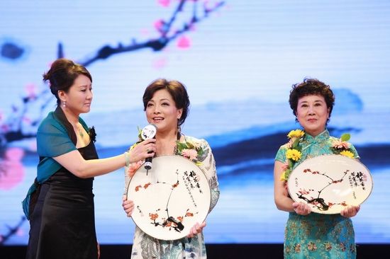 梅花大獎獲得者顧薌(右)和沈鐵梅（中）